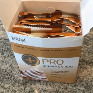 Thrive Pro Cinnamon Roll premium nutrition bars